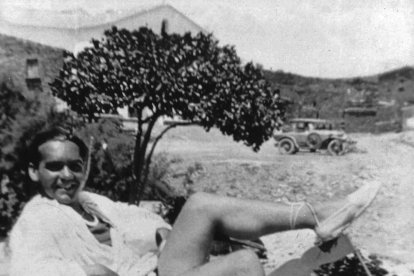 Salvador Giné con el libro sobre la huella de Lorca en Catalunya.