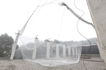 Una barra metàl·lica procedent de la part superior d’una columna.