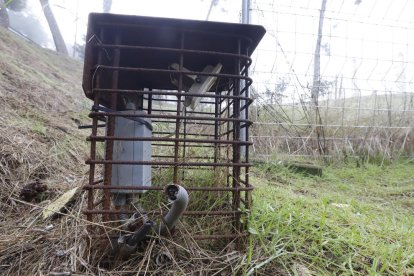 Una barra metàl·lica procedent de la part superior d’una columna.