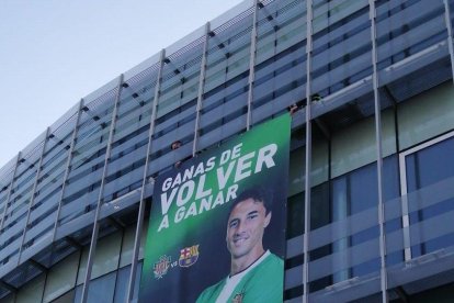 Messi abandona el terreno de juego tras su expulsión el domingo.
