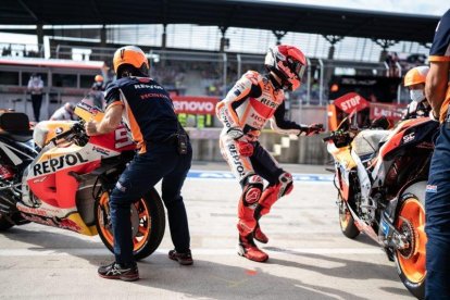 El sudafricano Brad Binder celebra su victoria en el Gran Premio de Austria.