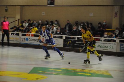 Maria Porta, autora d’un dels tres gols del Vila-sana, defensa la lleidatana Mar Franci.