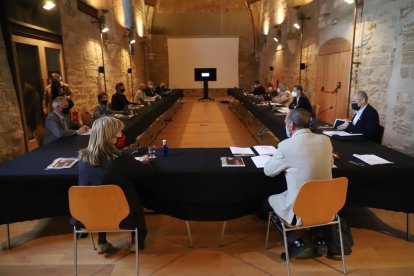 Els primers assistents al museu van poder admirar les obres cedides, com el ‘Retaule de Sant Bartomeu’, cedida per Tatxo Benet.