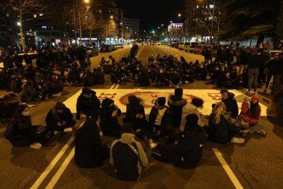 Crece la tensión en la concentración para dar apoyo a Pablo Hasél