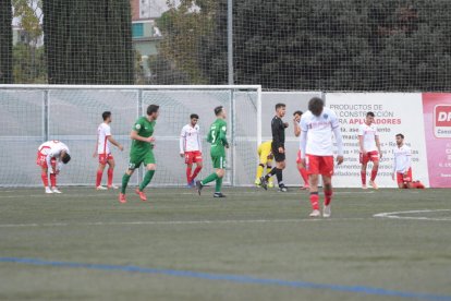 Els jugadors del Lleida, capbaixos, després d’encaixar un dels gols.