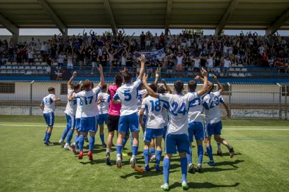 Els jugadors del Borges aplaudeixen els seus aficionats, que no els van deixar sols en un partit decisiu.