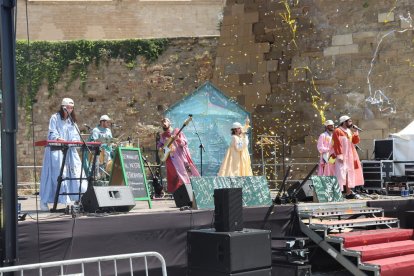 El público ayer en la plaza de la Sardana, con las gorras diseñadas por Natura.