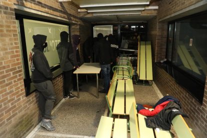 Hasél se encierra en el Rectorado de la UdL y llega la orden de detención