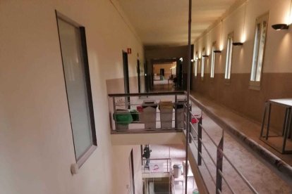 Estat de l'interior de l'edifici del Rectorat després de l'operatiu policial per a la detenció de Pablo Hasél.