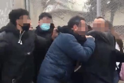 Momento del altercado y cómo uno de los detenidos persiguió a los menores con un objeto en la mano.