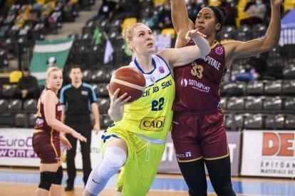 La belga Laura Baggio presiona a Ariadna Pujol para arrebatarle el balón.