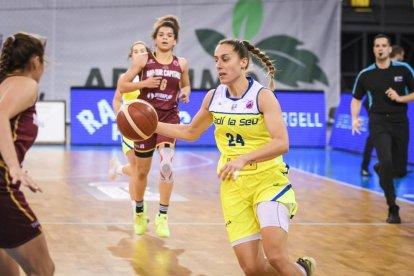 La belga Laura Baggio presiona a Ariadna Pujol para arrebatarle el balón.