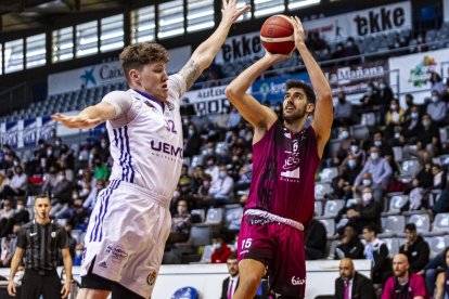 Ignacio Rosa lanza a canasta ante la oposición de Kuiper.