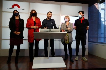 El secretari tercer de la Mesa, Pau Juvillà (CUP) , acompanyat de la resta de membres de la Mesa.