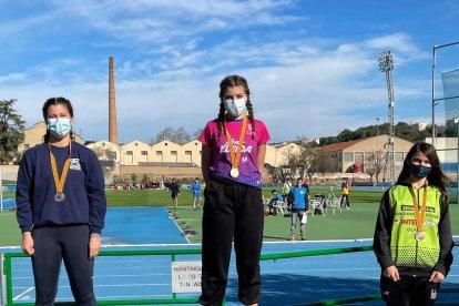 Pons, a l’esquerra, al podi de l’Estatal. Al centre, Mas i Solé amb les medalles, i a la dreta, Marwa El Kouya dalt del podi.