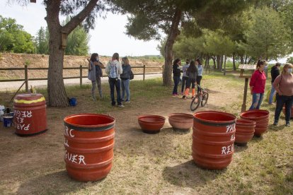 Un agent rural va oferir al matí una xarrada sobre les característiques de les aus que habiten aquest entorn natural.