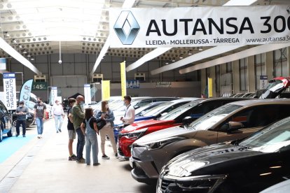 Más de 550 vehículos se exhiben en esta feria del automóvil.