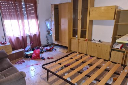 Jordi Massana junto a los enseres de los okupas en la entrada de su vivienda, en la calle Mossèn Reig.