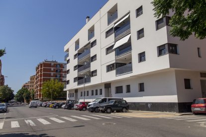 A pesar de ser el corazón comercial de la ciudad, el Eix acumula decenas de locales vacíos.