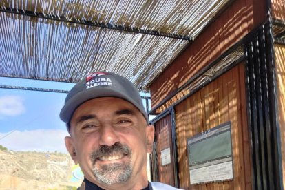 El leridano Albert Cogul practica esquí acuático adaptado.