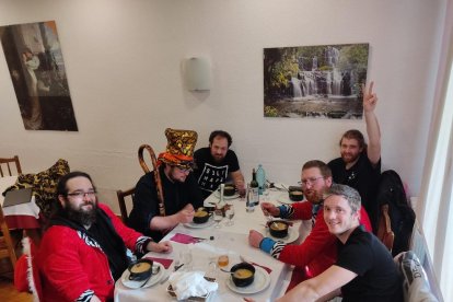 La retransmisión del ‘Ranxo’ de Ponts se hizo desde el patio de la escuela del municipio.