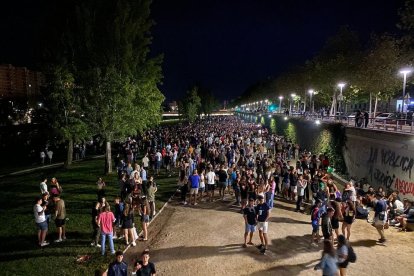 Unas 2.000 personas, según la Urbana, participaron en el macrobotellón en la canalización del río Segre.
