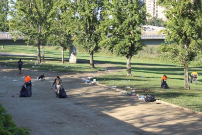 Unas 2.000 personas, según la Urbana, participaron en el macrobotellón en la canalización del río Segre.