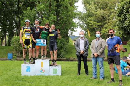 Participantes de la carrera de BTT instantes antes de la salida.