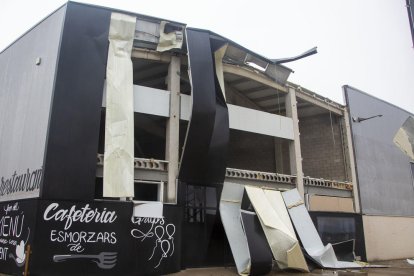 El vent va arrancar part de la façana metàl·lica d’una nau del polígon La Canaleta de Tàrrega.