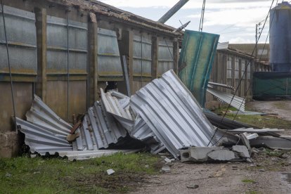 Un tramo de carretera y campos adyacentes cubiertos de pedrisco en Tarroja de Segarra.