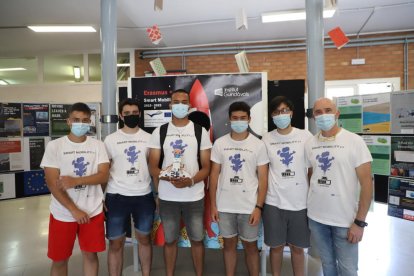 L’institut Guindàvols de Lleida va presentar ahir la seua aportació al projecte ‘Erasmus+ Smart Mobility’, amb què han dissenyat vestits i robots per a un hipotètic viatge a la Lluna.