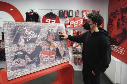 Marc, admirant el quadre que ahir li va regalar el seu Fan Club pel 28 aniversari.