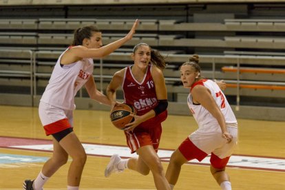 Carrera lanza a canasta ayer durante el partido ante el Cornellà.