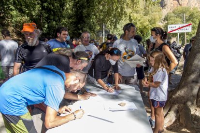 La lectura del manifest per part dels convocants, veïns, ecologistes i escaladors en contra de les obres de la Diputació.