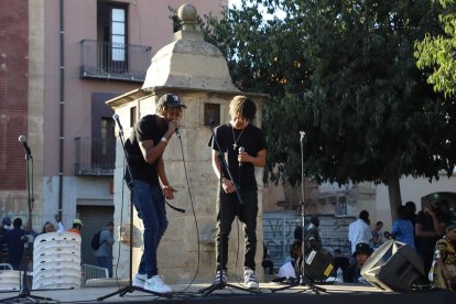 Un taller de maquillaje dentro de los actos celebrados ayer en la plaza del Depòsit del Centro Histórico .