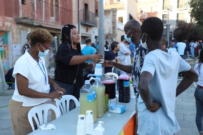 Un taller de maquillaje dentro de los actos celebrados ayer en la plaza del Depòsit del Centro Histórico .
