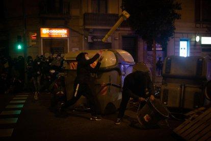 La crema d’una barricada al carrer Aragó de Barcelona gairebé acaba incendiant un edifici.