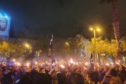 Los líderes sindicales, políticos y de entidades en defensa del catalán sostienen la pancarta de cabecera.