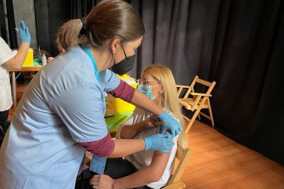 Terceras dosis en Alcarràs  -  El departamento de Salud habilitó ayer un punto de vacunación temporal en el Centre Major d’Alcarràs para administrar la tercera dosis a trabajadores agroalimentarios del Baix Segre y de otros municipios del Seg ...