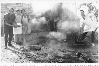 La família Prim fent una barbacoa a la terrassa del restaurant.