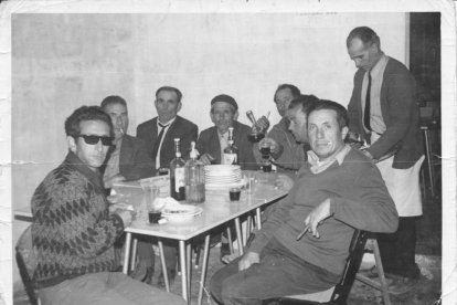 La família Prim fent una barbacoa a la terrassa del restaurant.