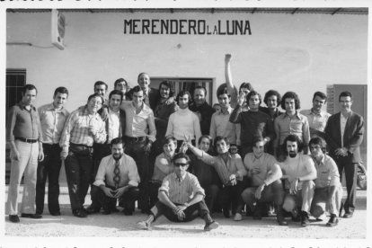 La família Prim fent una barbacoa a la terrassa del restaurant.
