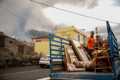 Una casa en Los Llanos siendo devorada por las colas de lava que bajan desde Cumbre Vieja, que ya han arrasado más de un centenar.
