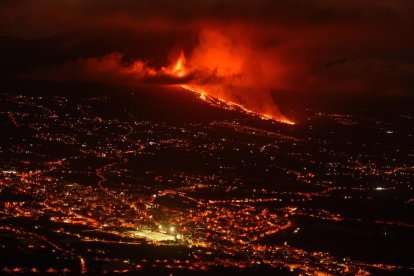 Una casa en Los Llanos siendo devorada por las colas de lava que bajan desde Cumbre Vieja, que ya han arrasado más de un centenar.