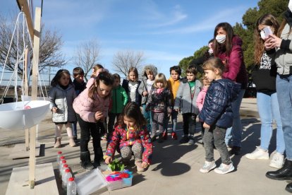 Pequeños del ciclo de Infantil estrenaron ayer el Patio Científico del colegio Sant Jordi de Lleida.