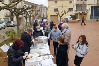 Roger de Gràcia y Núria Solé, segundos antes de dar a conocer la primera actualización del marcador desde el claustro de la Seu Vella.