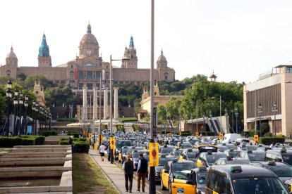 Centenars de taxistes protesten contra Cabify en una marxa lenta pel centre de Barcelona
