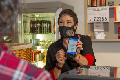Voluntarias informando ayer a la ciudadanía en Balaguer.