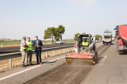 Las obras para reformar el pavimento de la A-2 que empezaron ayer y las retenciones que provocaron. En la imagen derecha, Crespín durante su visita a la autovía.