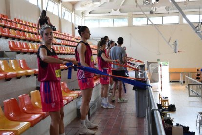 La plantilla del Cadí, amb cinc incorporacions, abans de la primera sessió de la pretemporada al Municipal de la Seu.